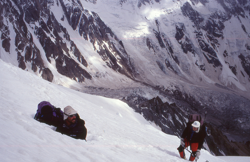 Erőss Zsolt és Mécs László a Nanga Parbat szomszédságában, a Ganalo
                        csúcs oldalában arra készülnek, hogy egy jégbarlangban éjszakázzanak.