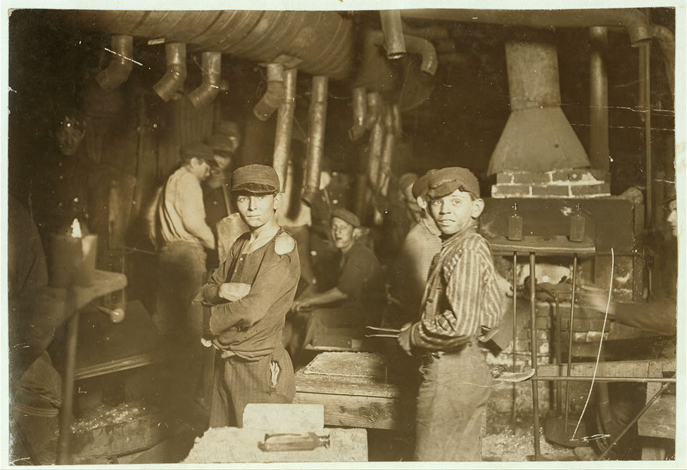 Üveggyári dolgozók éjfékor, 1913-ban.  Hiába voltak Hina-nak rendkívül hatásosak a képei, a gyerekmunkát a gazdasági helyzet miatt  nem volt könnyű  megszüntetni. Az első világháború előtt az amerikai gazdaság virágzott, ezért folyamatosan szükség volt munkáskezekre, és ezt a munkaerőigényt az országba özönlő bevándorlók sem tudták kielégíteni.  Már csak azért sem, mert sok olyan munka volt, amihez a gyerekek kis kezeire és fáradhatatlan energiájára volt szükség, és persze nekik még annál is kevesebbett kellett fizetni, mint amennyiért a bevándorlók hajlandóak voltak dolgozni.