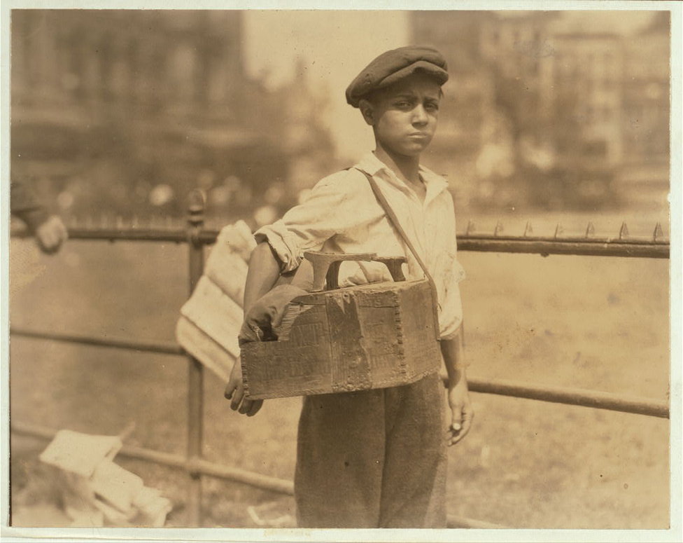 A gyermekmunkát végül a harmincas évek nagy gazdasági válsága szorította vissza Amerikában. Abban az időszakban a felnőttek bármit megtettek volna, hogy legyen munkájuk, hajlandóak voltak például olyan alacsony órabérekért dolgozni mint a gyerekek. Az első gyermekmunkát szabályozó, és a gyermekmunka több formáját tiltó, illetve a ledolgozható órák számát és minimum életkort szabályozó törvényt 1938-ban írta alá Woodrow Wilson elnök. Ezt a törvény több, az iskolakötelezettség felső határát egyre feljebb emelő törvény egészítette ki. 