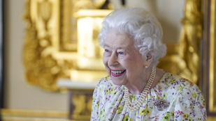 Így néz ki játékbabaként II. Erzsébet királynő