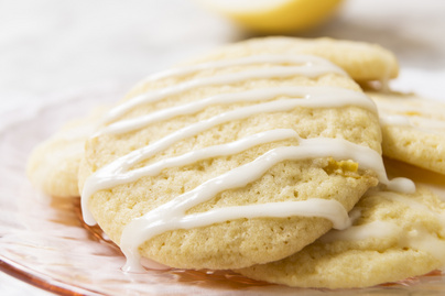 Omlós citromos-vajas keksz cukormázzal borítva: nem fog eljutni a sütisdobozig