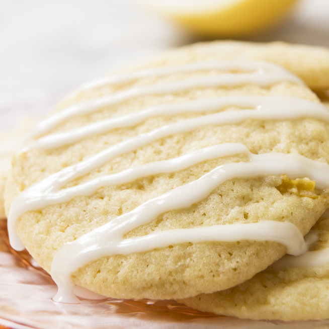 Omlós citromos-vajas keksz cukormázzal borítva: nem fog eljutni a sütisdobozig