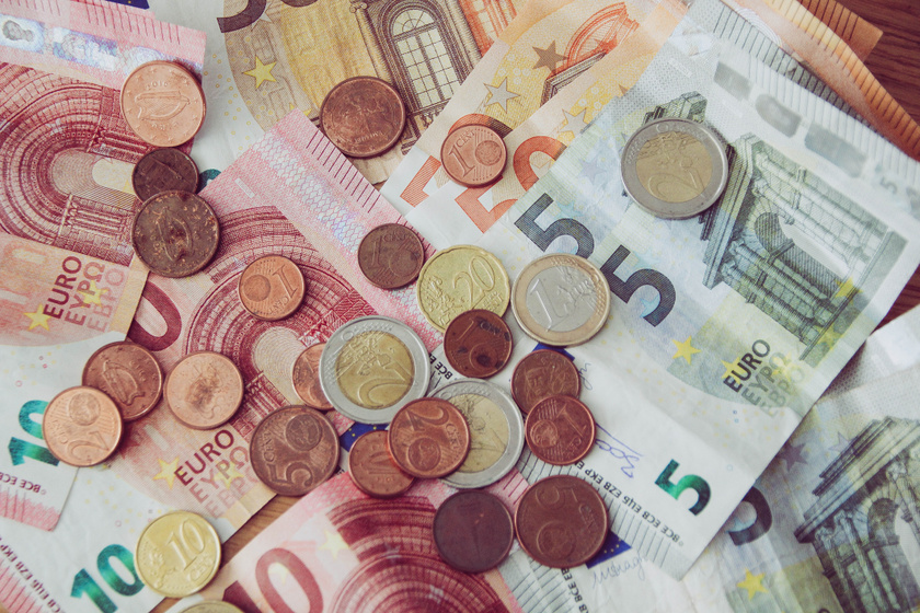 Jól jár, aki most vált eurót forintra? A szakértő a nyaralásra szánt pénzváltásról is beszélt