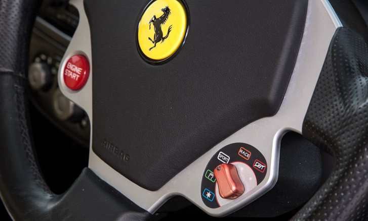 Igazi Ferrari sajátosság a kormányra szerelt üzemmód kapcsoló, a Manettino