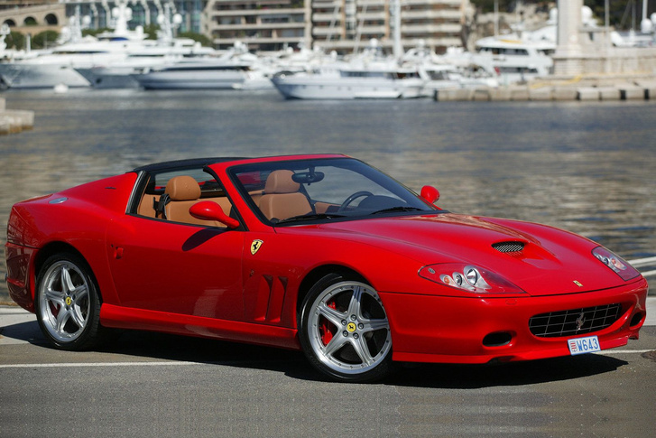 Ferrari Superamerica, vagyis az 575M Maranello 2005-ben bemutatkozott nyitott változata. Az újdonság az elektrokromatikus üvegtető