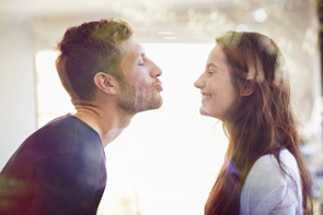 Miért nem csókolóznak az örömlányok? Az intim gesztus a párkapcsolatból is eltűnhet