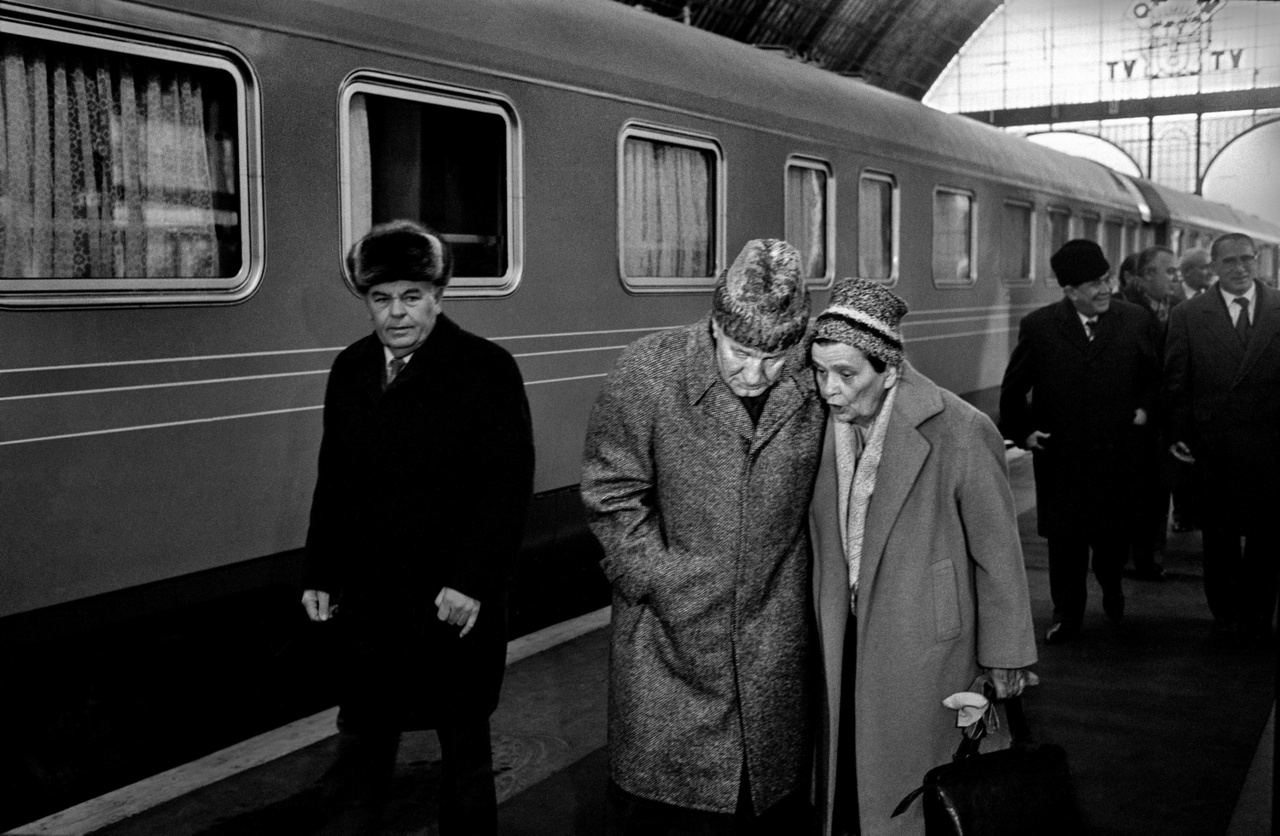 1983Stílusváltás
                        Az NDK-ból
                        hazaérkező Kádár
                        Jánost a felesége
                        fogadja a Keleti
                        pályaudvaron.