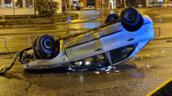 Felborult egy autó Budapesten, a sofőr az utasokkal együtt elmenekült