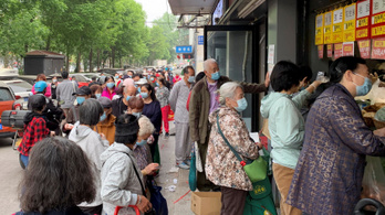 Pánikvásárlás Pekingben, tömeges tesztelésbe kezdtek a kínai fővárosban