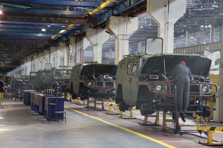 A GAZ gyár Tigr M gyártósora. Ezeknek a katonai járműveknek a motortere tele, eredetileg van Bosch alkatrészekkel, ezért jelenleg nem is gyártják őket, pedig a nagy veszteségek miatt ezek is kellenének a frontra