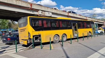 Villanyoszlopnak csapódott egy utasokkal teli busz a Népligetben