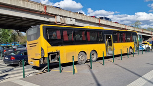 Villanyoszlopnak csapódott egy utasokkal teli busz a Népligetben