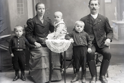 Hogyan éltek a magyarok több mint 100 éve? Esküvők, temetések, családi portrék a kincset érő fotógyűjteményben