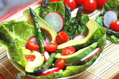 Tavaszi spárgasaláta roppanós zöldségekkel: könnyed ebédként is megállja a helyét