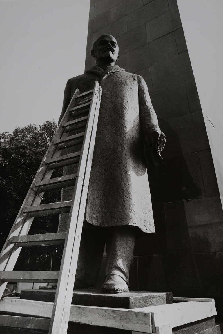 A Lenin-szobor elszállítása a Felvonulási térről, 1989 (részlet a sorozatból)