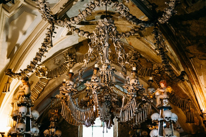 Ezek a legbizarrabb templomok Európában: emberi csontokból áll a mennyezet és a csillár