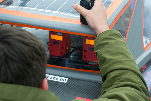 A Győr csapata a joulemeter leolvasásánál a célban, egy az akkumulátorcsomagé egy pedig a napelemek visszatöltését tartja számon