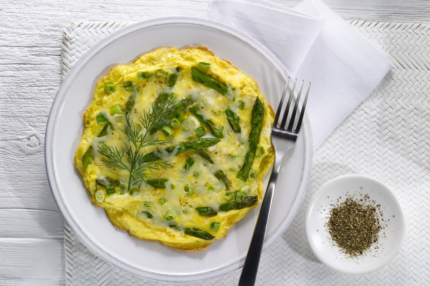 Sajtos omlett zöld spárgával sütve: kiadós vacsora is lehet belőle