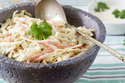 Klasszikus coleslaw saláta joghurtos öntettel: krémes köret húsok mellé