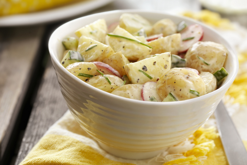 Joghurtos krumplisaláta friss tavaszi retekkel: húsok mellé vagy magában is tökéletes