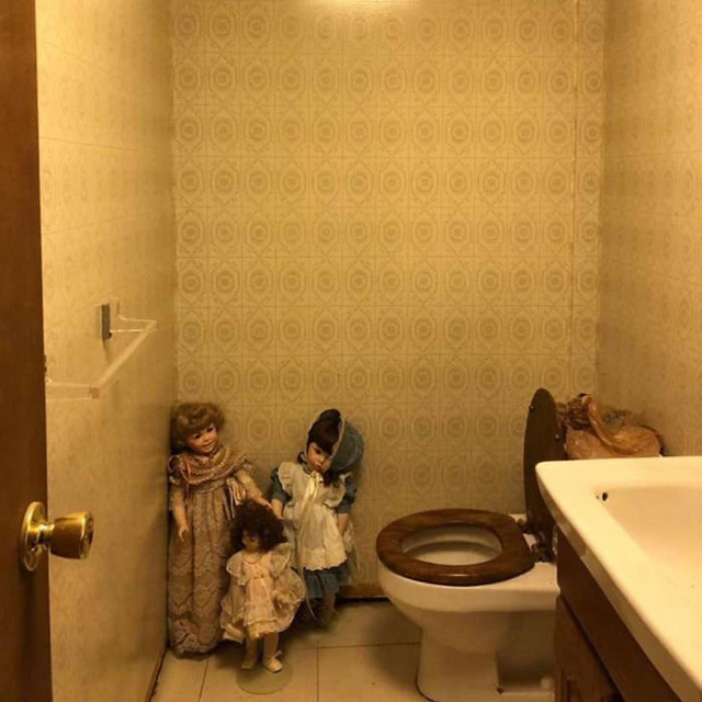 Ennél furább WC-k aligha vannak - Miért tesz valaki babákat a mellékhelyiségbe?