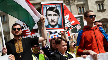 Náci diktátorként ábrázolták Putyint a budapesti tüntetésen
