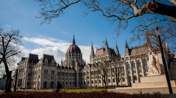 Hány kapuja van Magyarország legnagyobb területű épületének?