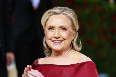A 74 éves Hillary Clinton bordó estélyibe bújt a MET-gálán: ritkán láthatjuk ilyen ruhában az egykori first ladyt
