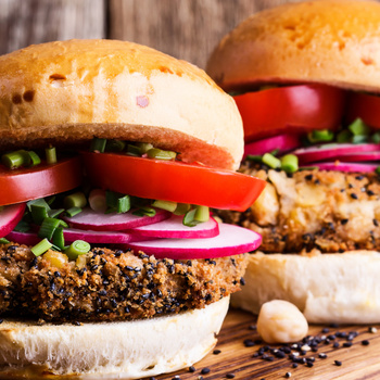 Laktató és fehérjedús a vega hamburger: falafelpogácsa kerül a buciba