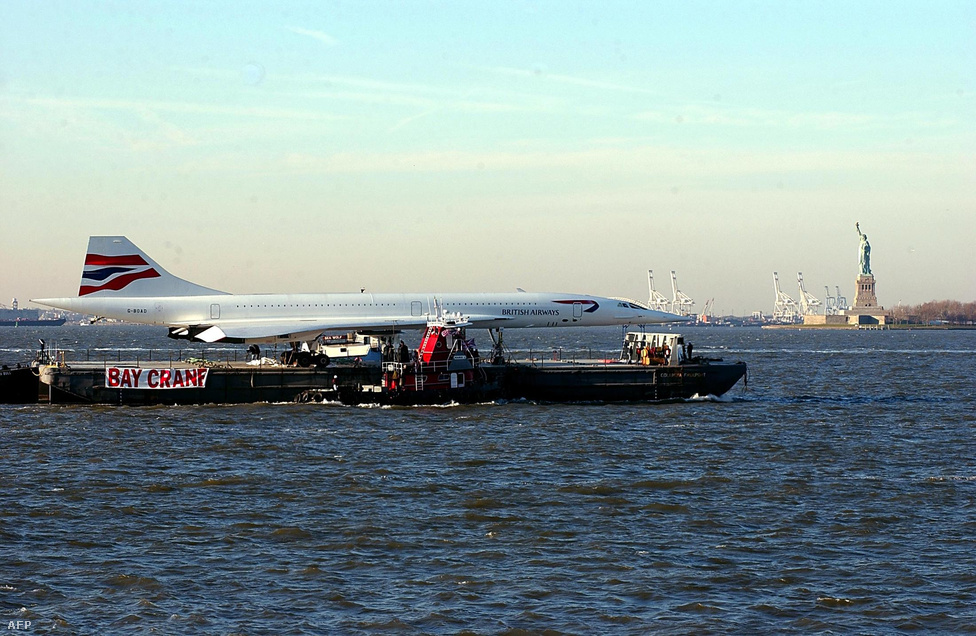 A British Airways egyik Concorde-ját komppal viszik a New Yorkba, az Intrepid repülőgép-hordozón berendezett kiállításra.