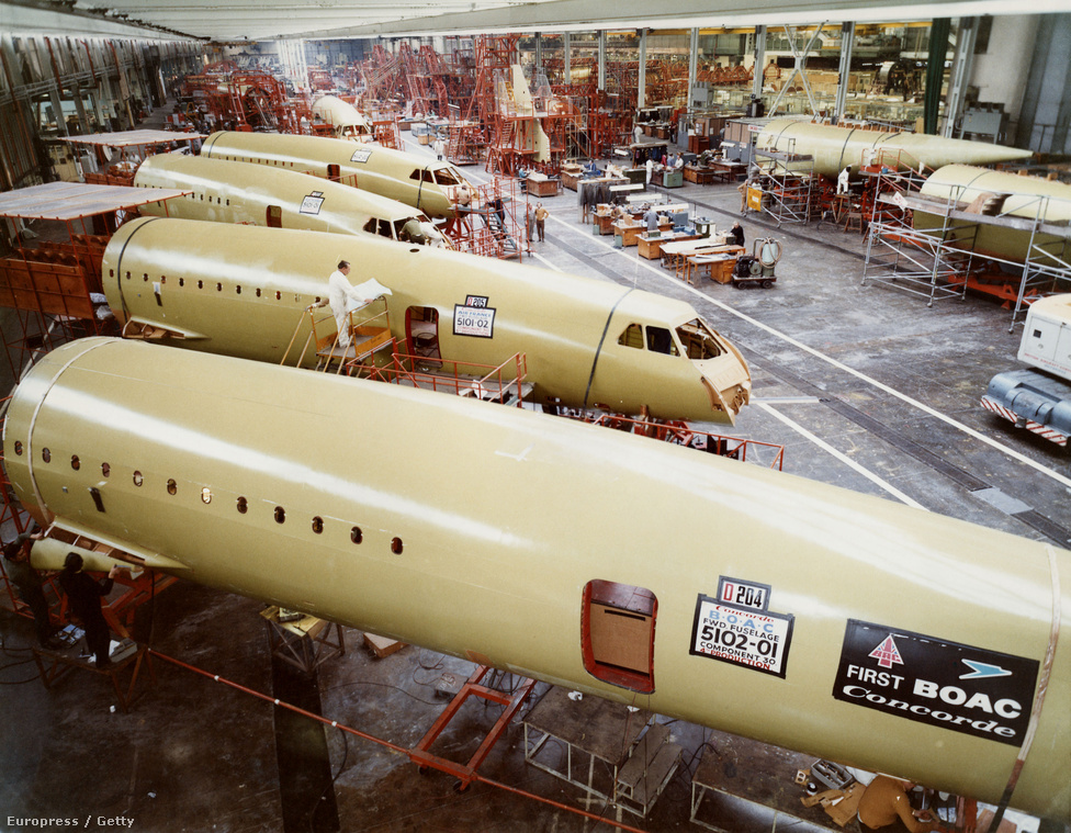 Folyik a munka a Brit Légijármű Vállalat összeszerelő üzemében, Bristol közelében. A kép 1975 körül készült, a géptörzsek méretét jól mutatja a létrán mellette álló szerelő.