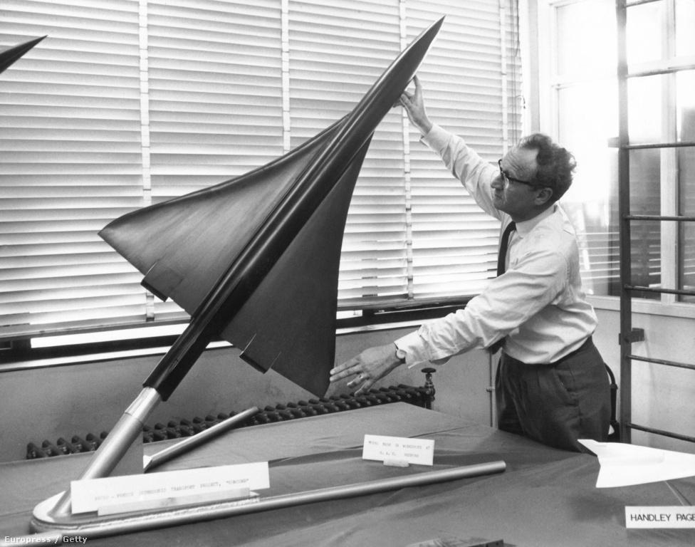 Hanson, a Királyi Repülőgép Testület bedfordi kísérleti telepének igazgatója a Concorde méretarányos modelljével. A legnagyobb kihívást az jelentette, hogy a formának kis légellenállásúnak, gyorsnak, de eközben könnyen irányíthatónak és kényelmesnek is kellett lennie egyszerre.