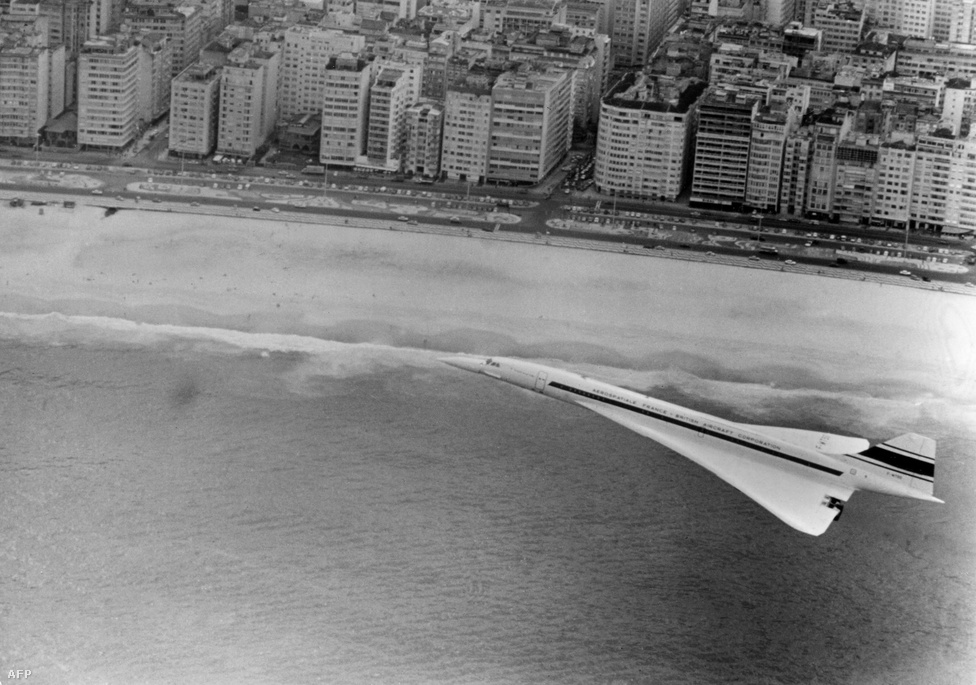 Az Air France Concorde 001-es gépe leszálláshoz készül Rio de Janeiro közelében 1976. január 21-én. Ugyanezen a napon egy másik járat is volt, a British Airways Concorde-ja Londonból repült Bahreinbe.