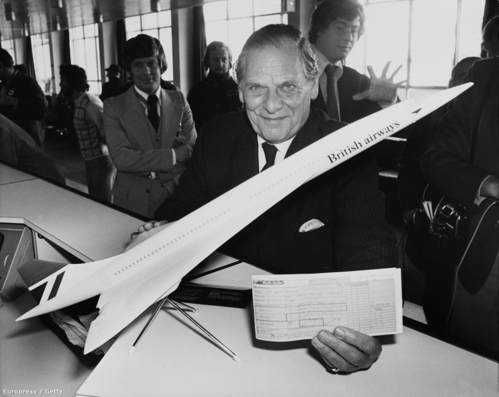 Az első, menetrend szerint indított Concorde-ra eladott jegy boldog tulajdonosa. A brit járatok hívójele a Speedbird Concorde volt, ezzel is jelezve a gépek különleges képességeit és igényeit a légi irányítók felé. A franciák nem variáltak ennyit.