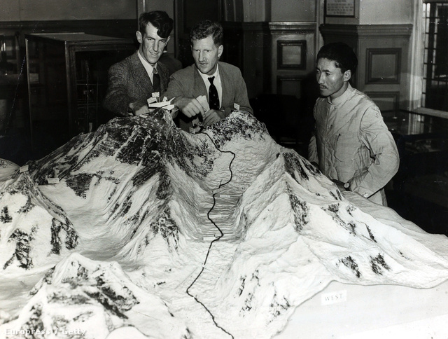A britek évek óta próbáltak feljutni az Everestre, de csak a kilencedik kísérletük lett eredményes. Hillary 1951-ben még egy sikertelen expedíció tagja volt. A képen két csúcstámadó, az expedícióvezető John Hunttal készít elő egy makettet egy kiállításra.