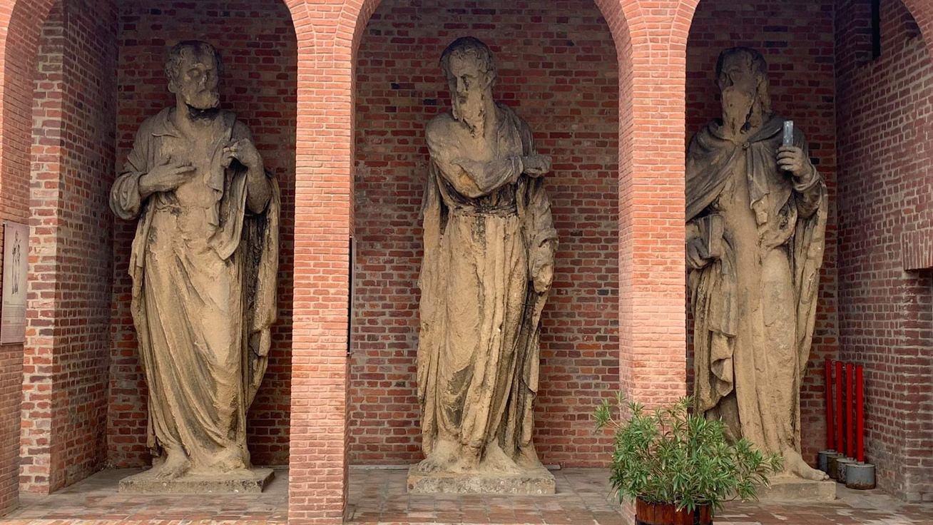12 különös szobor áll a magyar székesegyház mellett - A vándorló apostolok története 1845-ben kezdődött