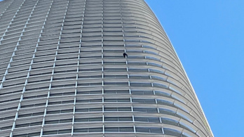 Felhőkarcoló tetejéről szedték le az abortuszellenes aktivistát, az életpárti Pókembert
