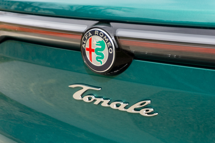 A régi Alfa Romeo betűstílussal írták a Tonale feliratot