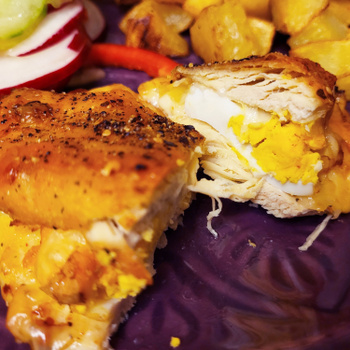 Omlós és szaftos lesz a csirkemell: főtt tojással és sajttal töltve készül