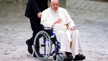 Kerekesszékbe kényszerült Ferenc pápa
