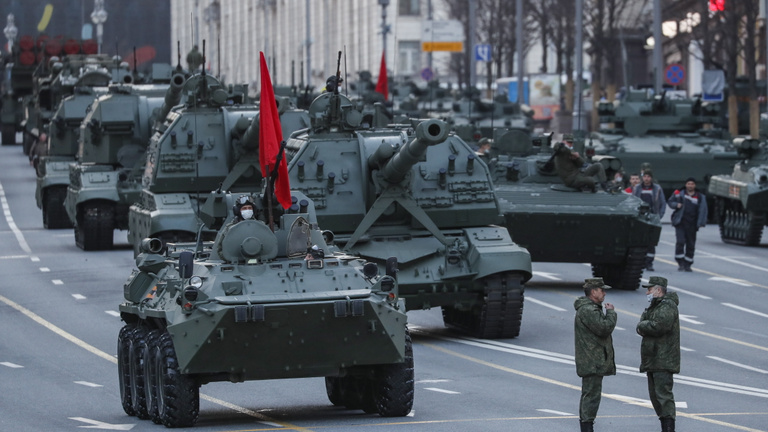 Elfogytak Putyin tankjai a hétfői parádéhoz