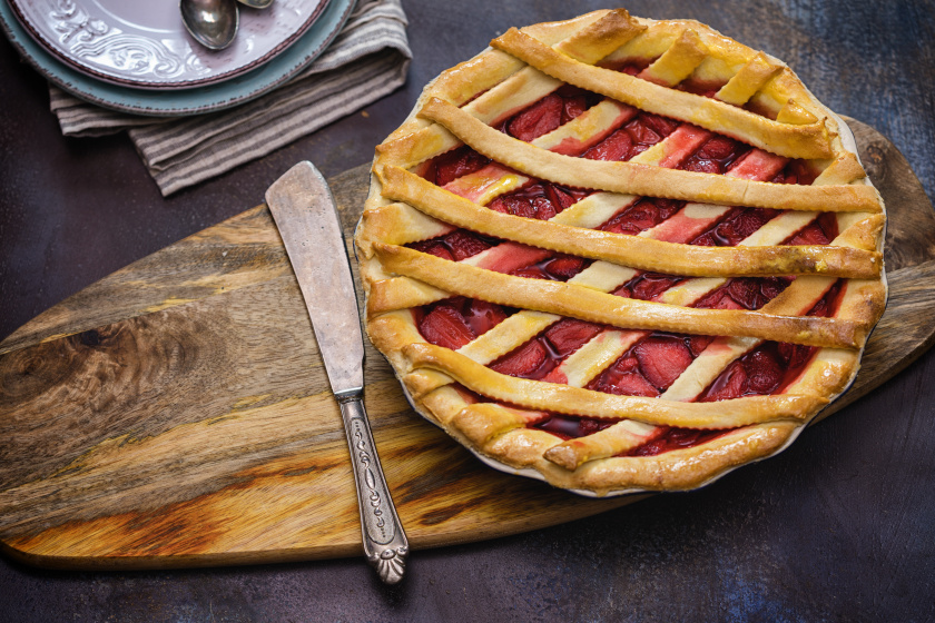 Rácsos pite lédús eperrel és rebarbarával: omlós, vajas tészta az alapja