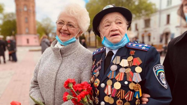 98 éves anyóka mesterlövésznek jelentkezett az ukrán hadseregbe
