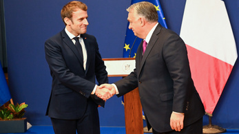 Macron elnökkel egyeztetett Orbán Viktor az uniós olajembargóról