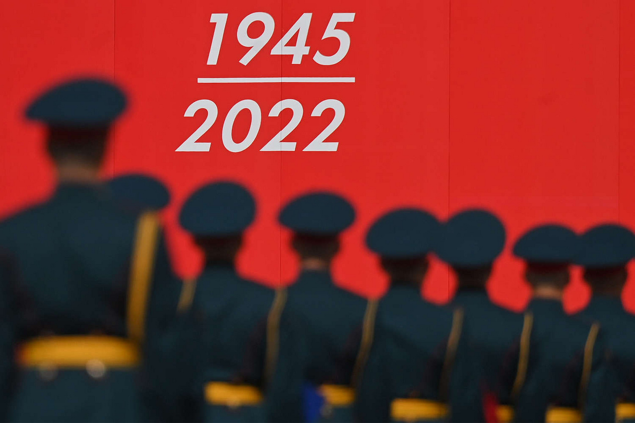 Idén a korábbiaktól eltért a dekoráció is. Korábban az orosz nemzeti zászló színei (fehér-kék-piros) domináltak a katonai parádén. Ezúttal inkább a Szovjetunióra hajazó vörös színben pompázott minden dekoráció. Érdekesség, hogy az orosz-ukrán háború jelképévé vált Z motívum nem jelent meg sehol sem a parádé során