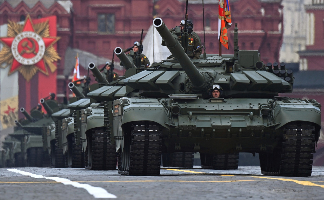 A 2022-es győzelem napi parádén az orosz hadsereg az ősöreg T-72-es legújabb verzióját is bemutatta. A T-72B3M harckocsi új változatát már évek óta gyártják, vagyis jobban mondva a régieket korszerűsítik, amelyeknek szinte minden alkatrésze új. A T-72B3M az orosz hadsereg páncéloserőinek gerincét adja. Az új T-72-es változat fő fegyverzete még a régi 125 milliméteres 2A46M-5 sima csövű löveg. Az orosz hadsereg az ukrán harcok során ebből a harckocsiból vesztette a legtöbbet
