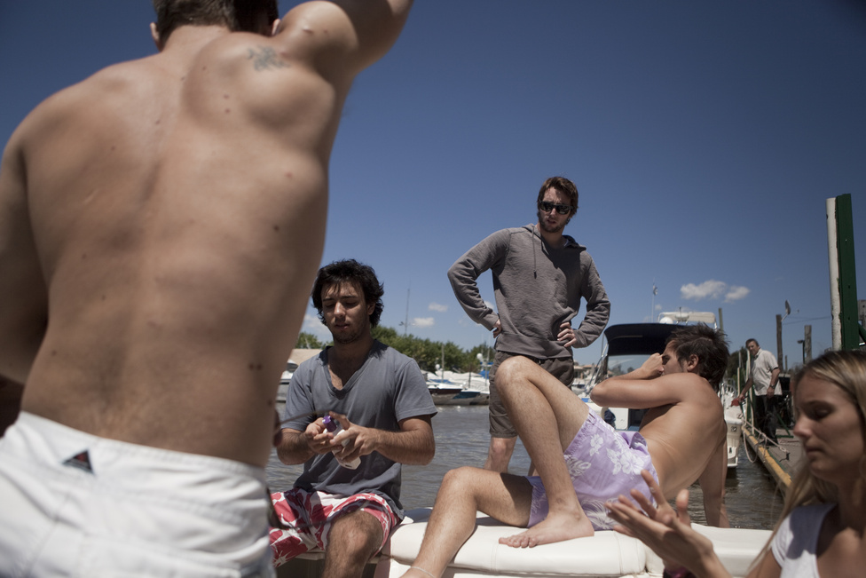 A 21 éves ifjabbik Horacio a Rio de la Plata folyó deltájában a családi yachton bulizik a haverokkal.