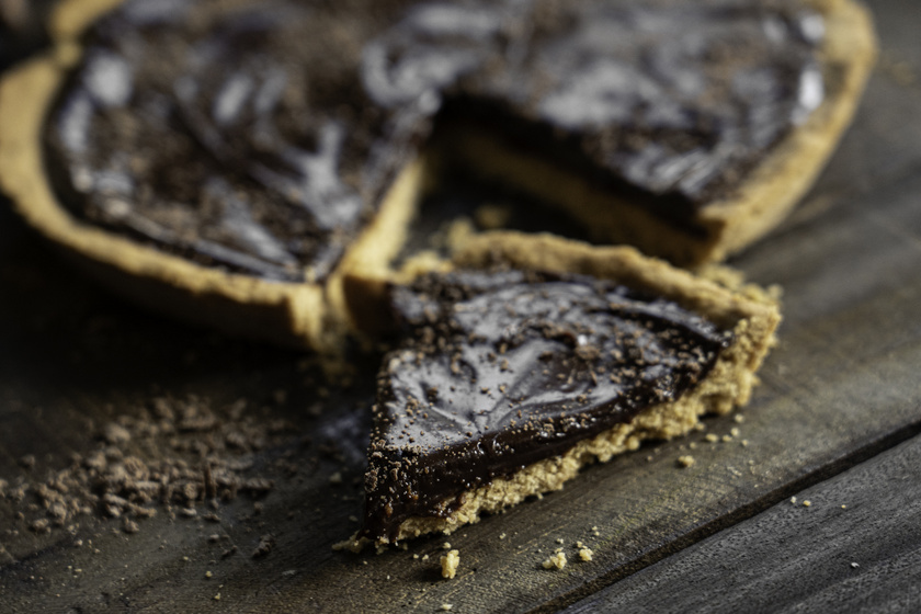 Csupa csokis pite édesszájúaknak: az omlós tésztán selymes töltelék terül el