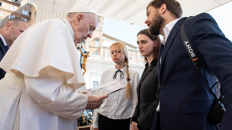 Az Azov-katonák feleségei könyörögnek a pápának