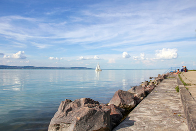 Durván emelkednek idén a strandbelépők a Balatonon: van, ahol 25%-kal drágább lehet egy jegy